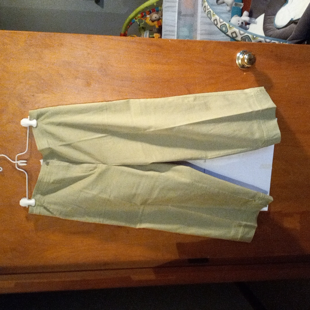 Chico's Light Lime Green Capri Pants